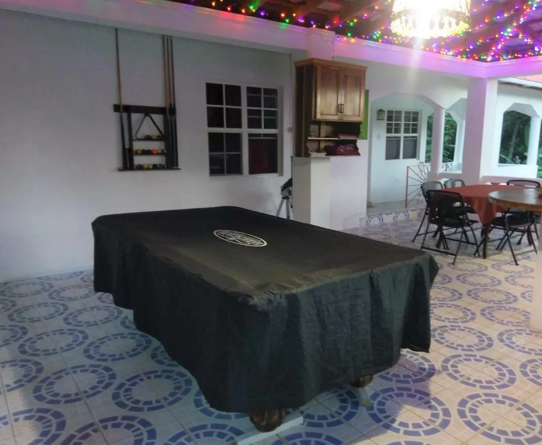 Polish Princess Guest House ポート・アントニオ 2*,
